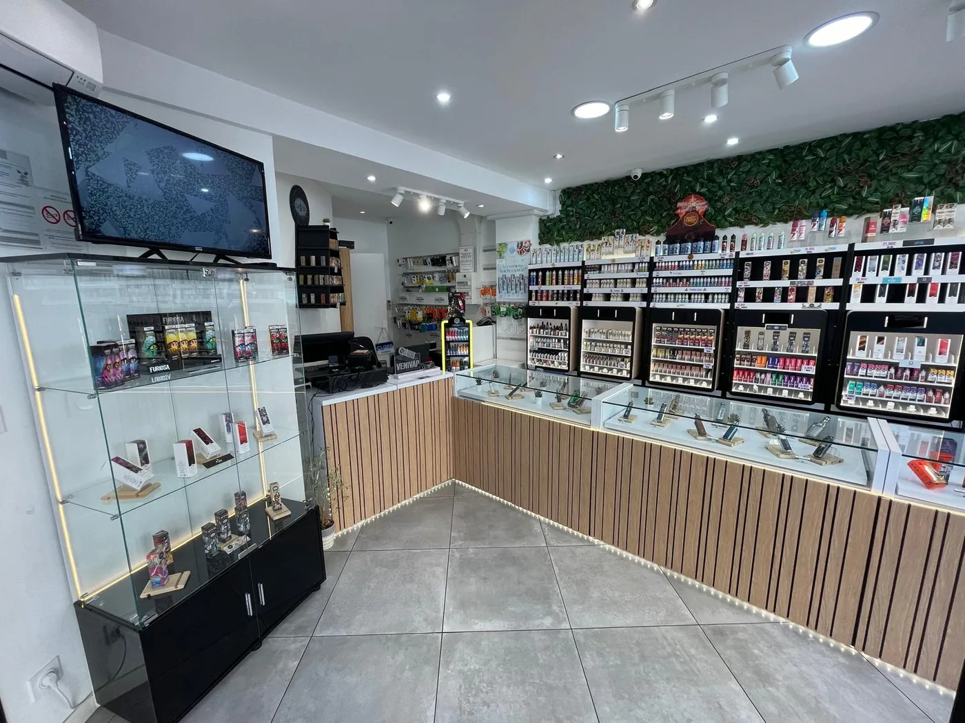 L'intérieur de la boutique Venivap, 70 rue Victor Hugo à Vénissieux